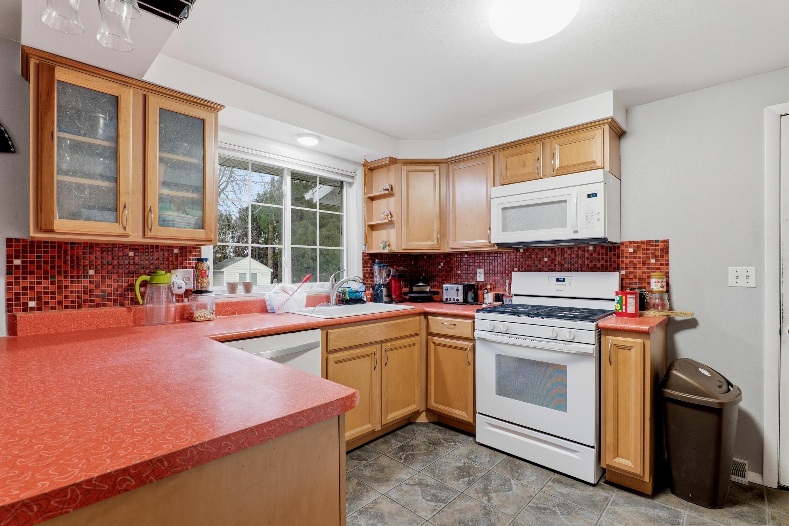 1221 Summit Street Manitowoc, WI 54220 - Photo 6 of 23 1221SummitSt_006