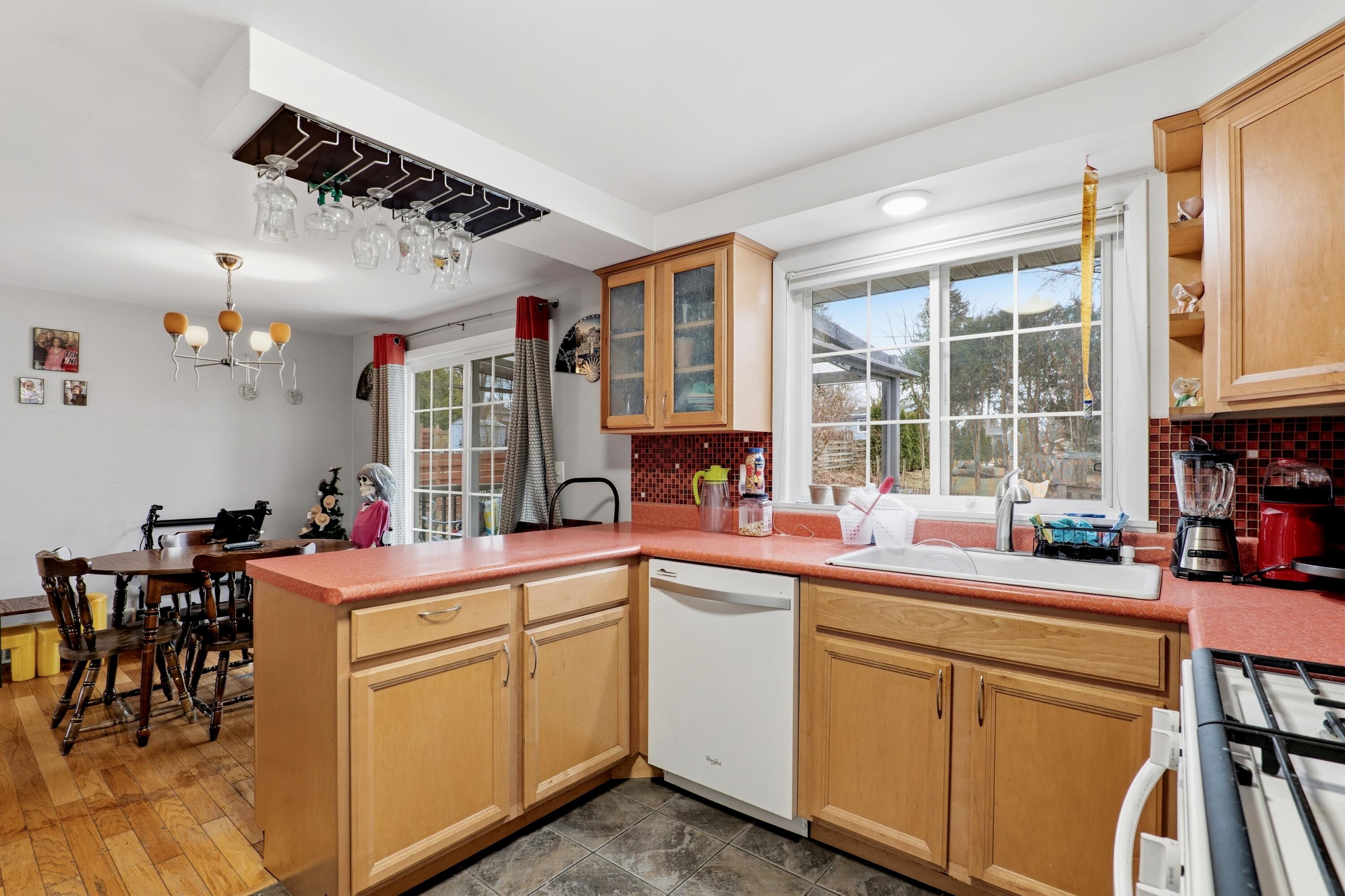 1221 Summit Street Manitowoc, WI 54220 - Photo 7 of 23 1221SummitSt_007