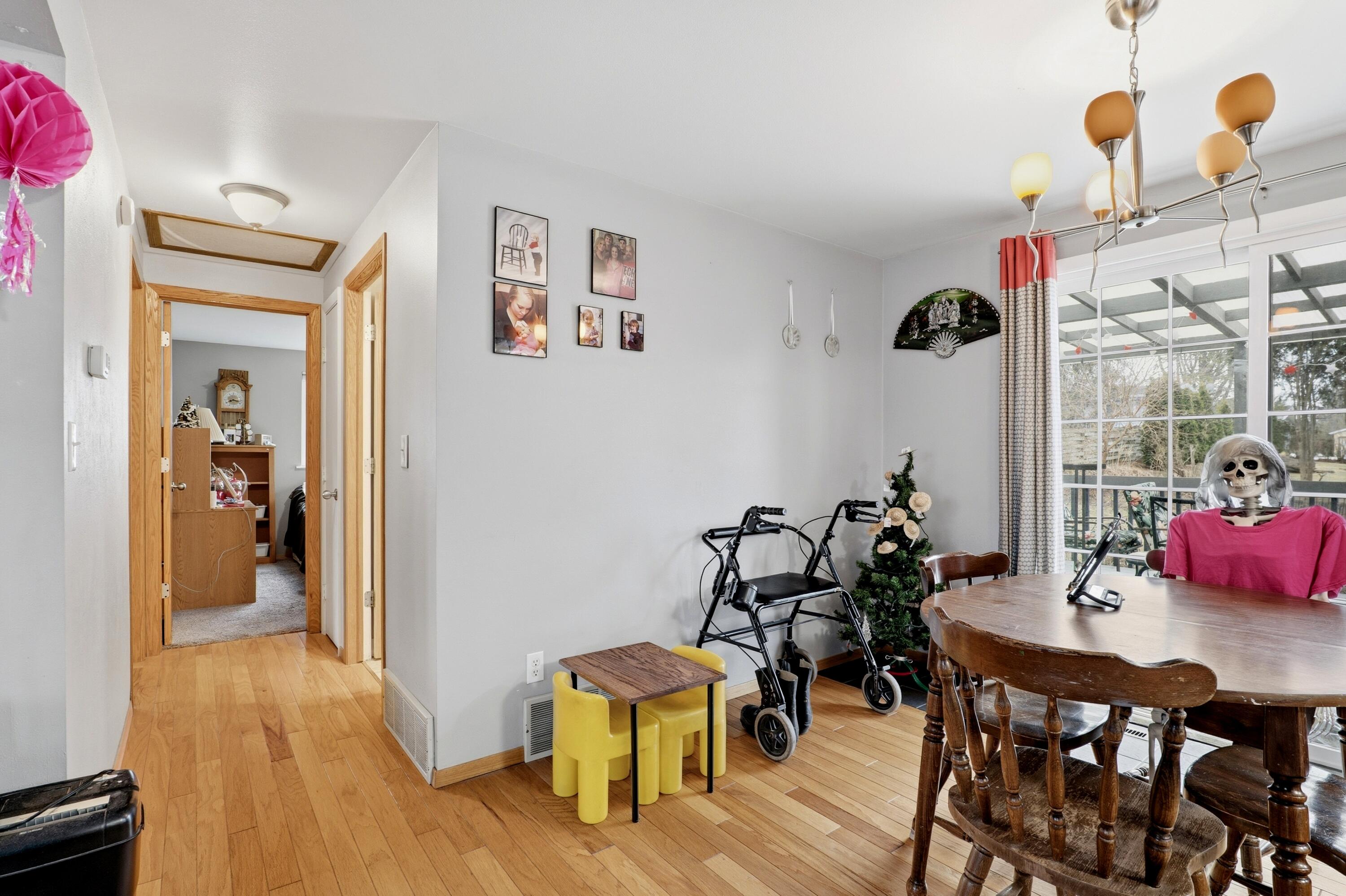 1221 Summit Street Manitowoc, WI 54220 - Photo 8 of 23 1221SummitSt_008