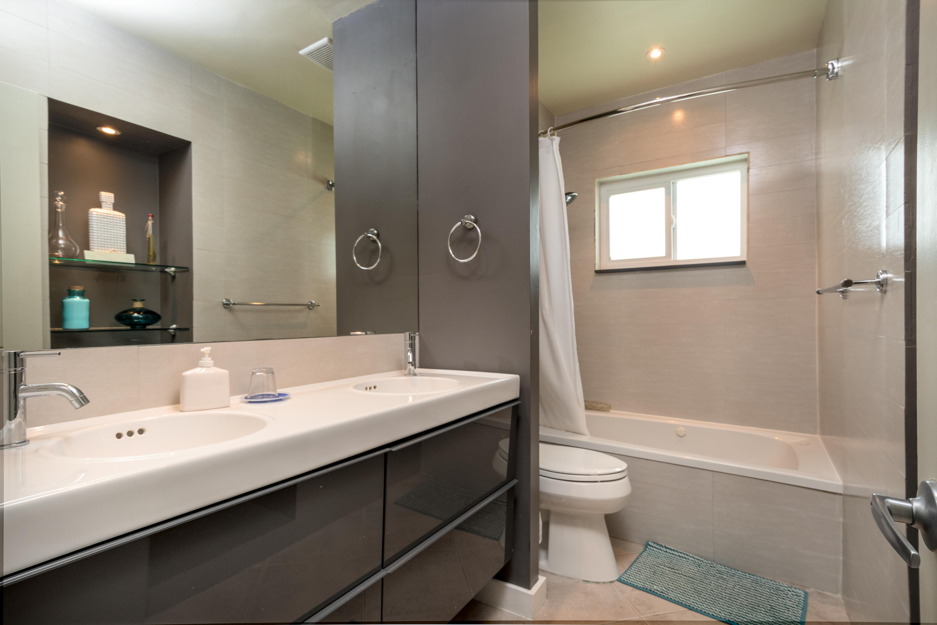 800 Northeast Bay Cove Street Boca Raton, FL 33487 - Photo 24 of 26 Guest Bathroom
