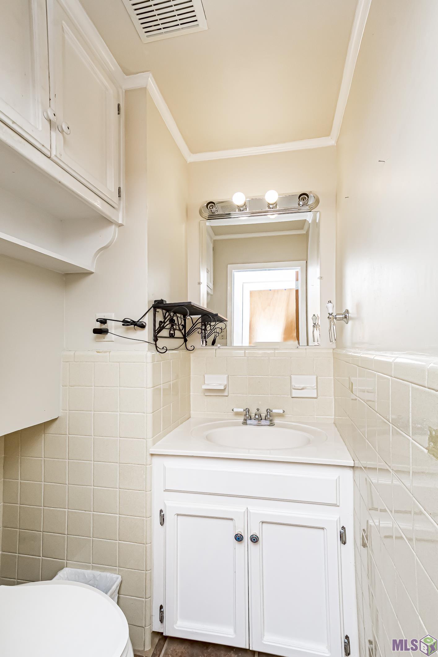 324 Highland Park Drive Baton Rouge, LA 70808 - Photo 4 of 7 Half Bath