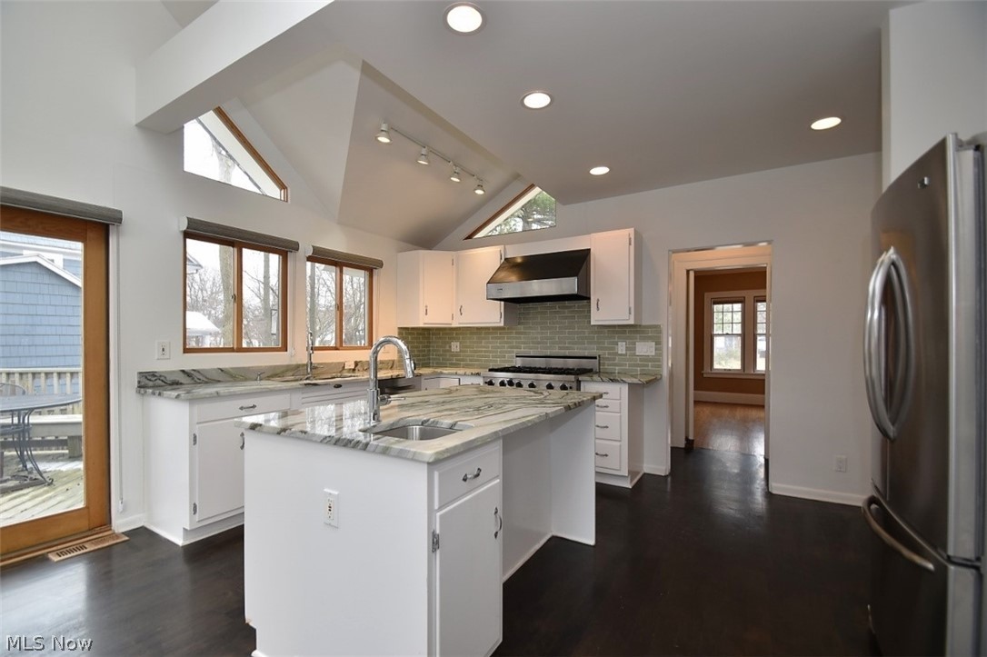2884 Coleridge Road Cleveland, OH 44118 - Photo 12 of 35 Kitchen