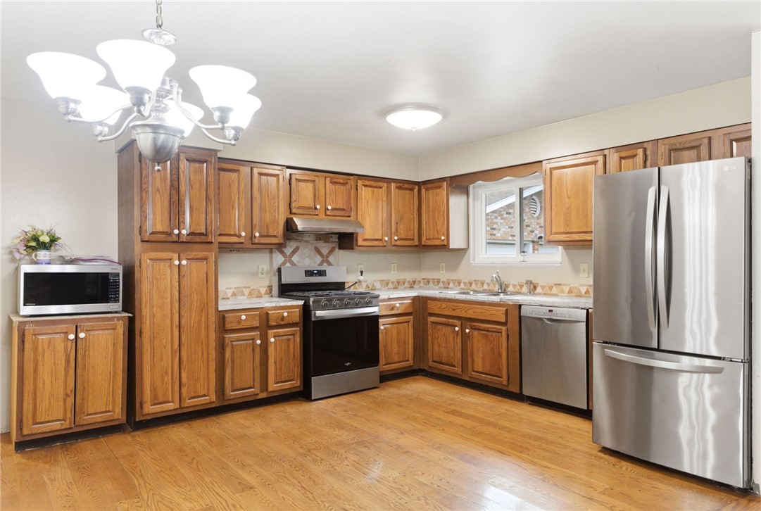 6711 Hamilton-Middletown Road Franklin, OH 45005 - Photo 15 of 49 This functional kitchen provides a warm and inviting atmosphere for daily living.