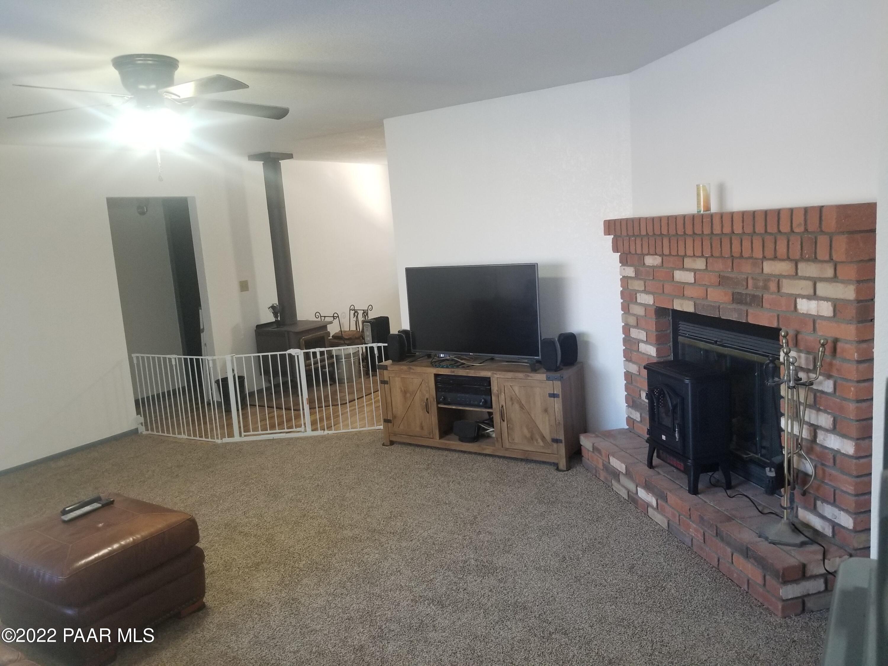 2975 North Reed Road Chino Valley, AZ 86323 - Photo 17 of 85 a living room with furniture and a flat screen tv