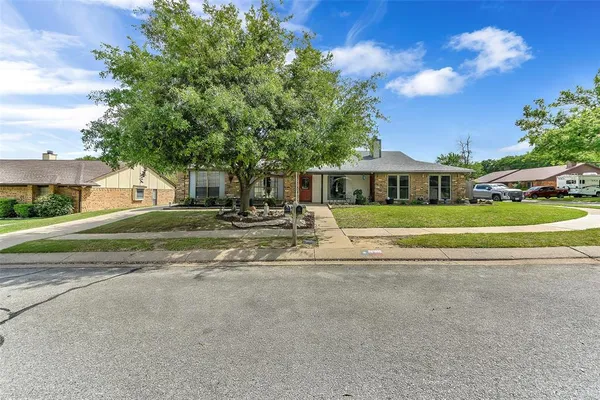 $292,900 | 2304 Oakmont Drive, Bedford, TX 76022