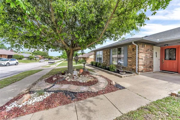 $292,900 | 2304 Oakmont Drive, Bedford, TX 76022