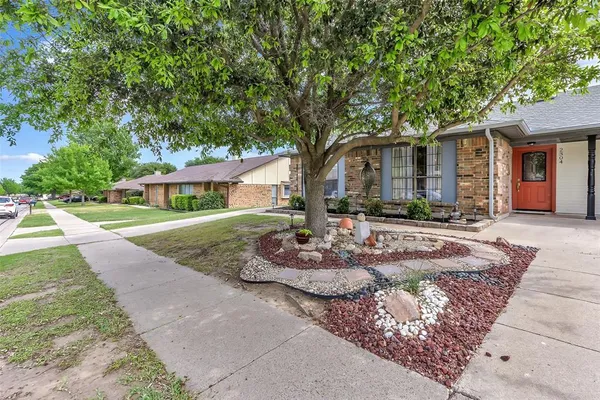$292,900 | 2304 Oakmont Drive, Bedford, TX 76022