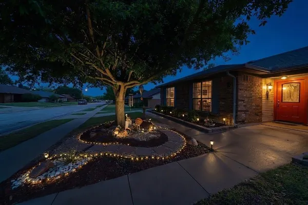 $292,900 | 2304 Oakmont Drive, Bedford, TX 76022