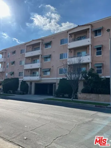$3,800 | 11504 Moorpark Street, Unit 302, Studio City, CA 91602