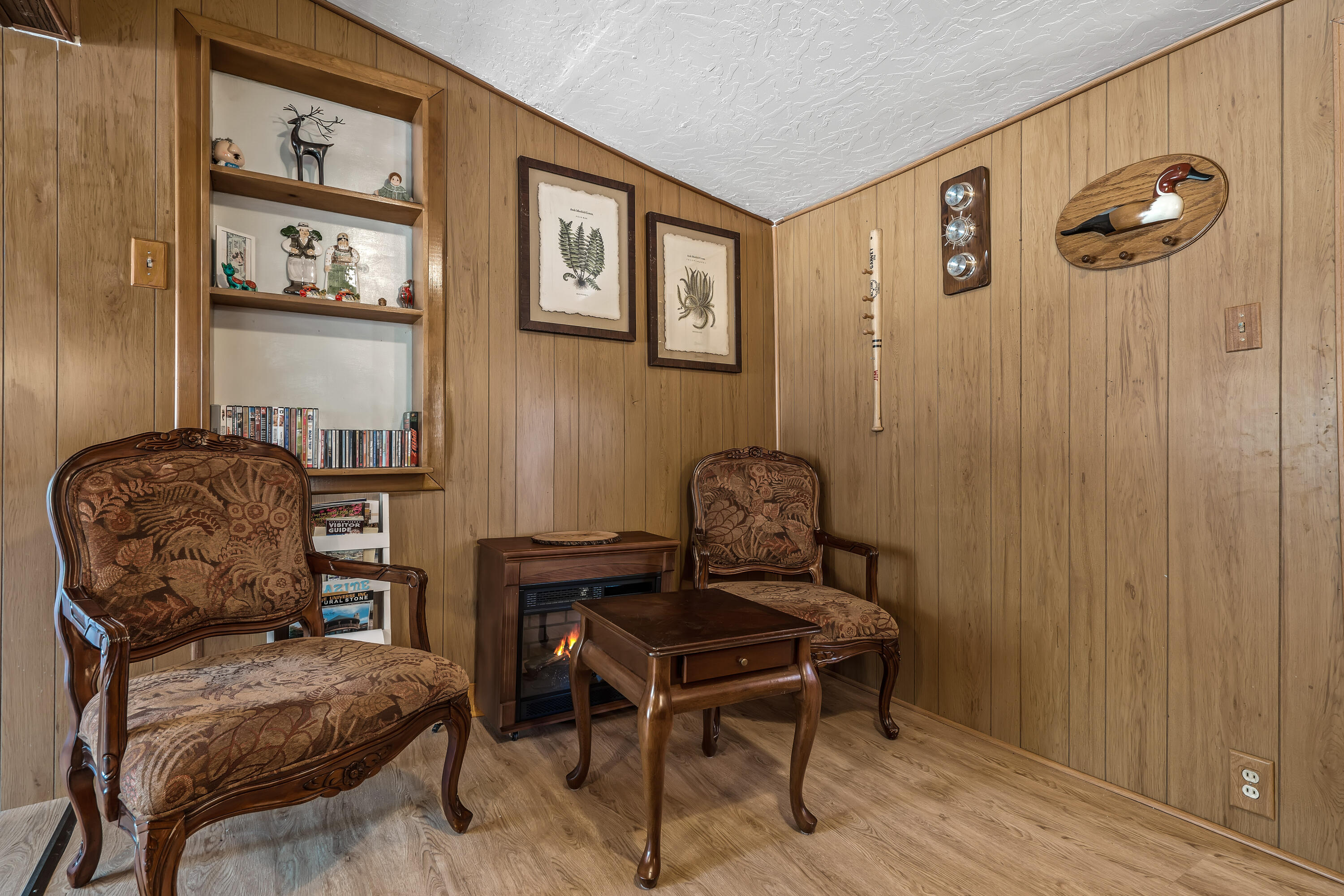 23061 Banning Idyllwild Road Idyllwild, CA 92549 - Photo 13 of 46 a living room with furniture