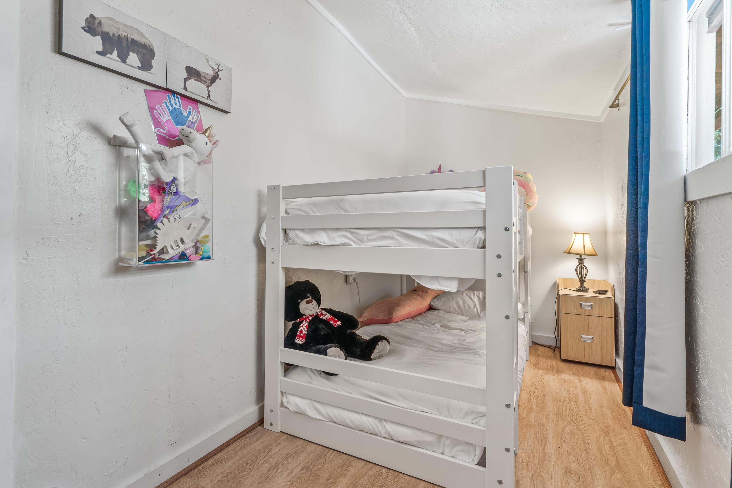 23061 Banning Idyllwild Road Idyllwild, CA 92549 - Photo 29 of 46 a view of bedroom with a large bed and dresser