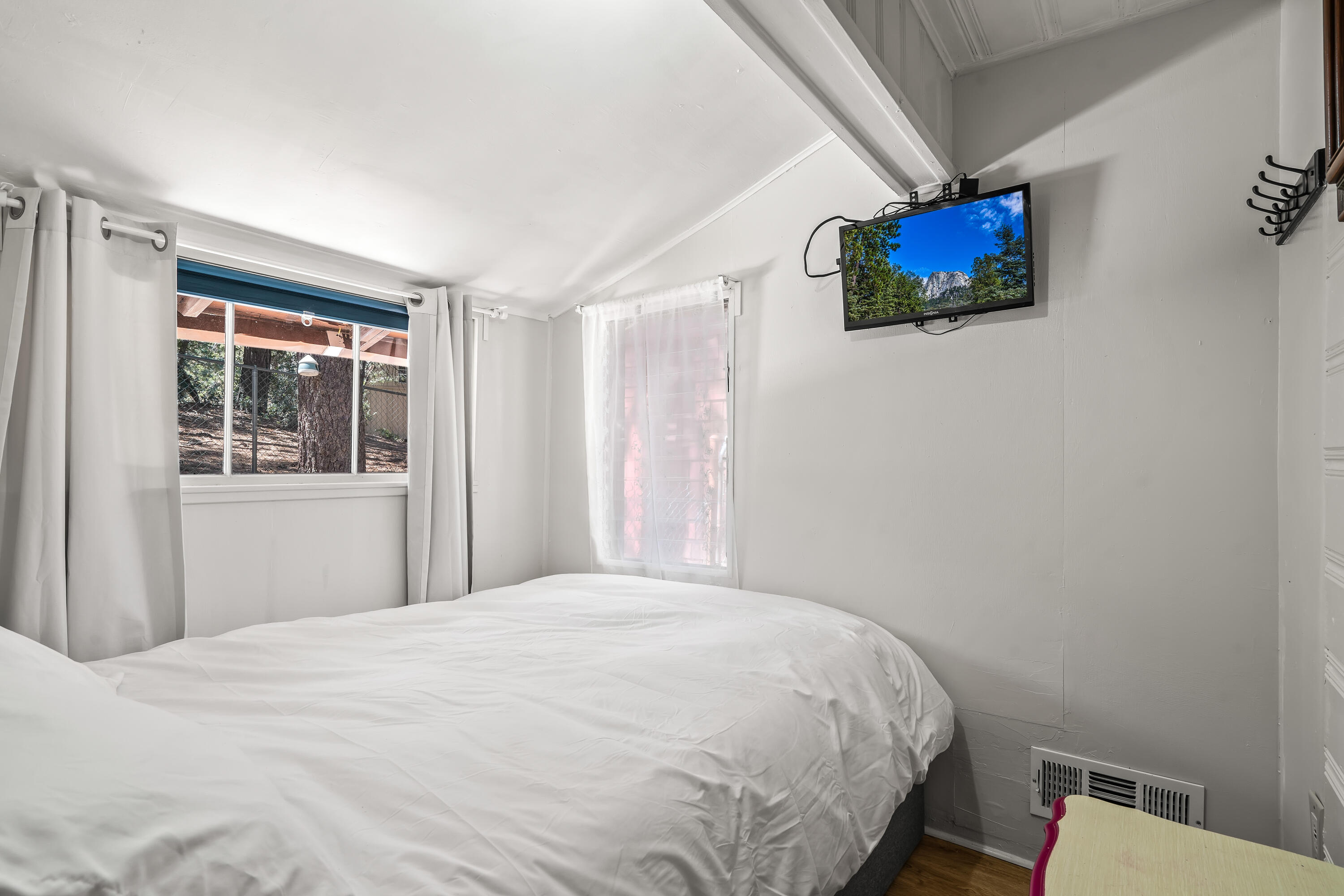 23061 Banning Idyllwild Road Idyllwild, CA 92549 - Photo 30 of 46 a bedroom with a bed and a window