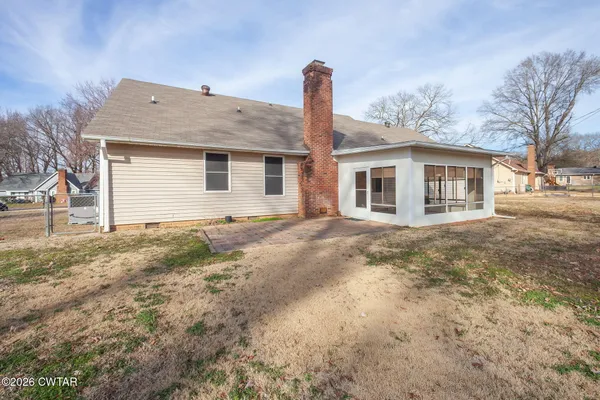 a house view with backyard space