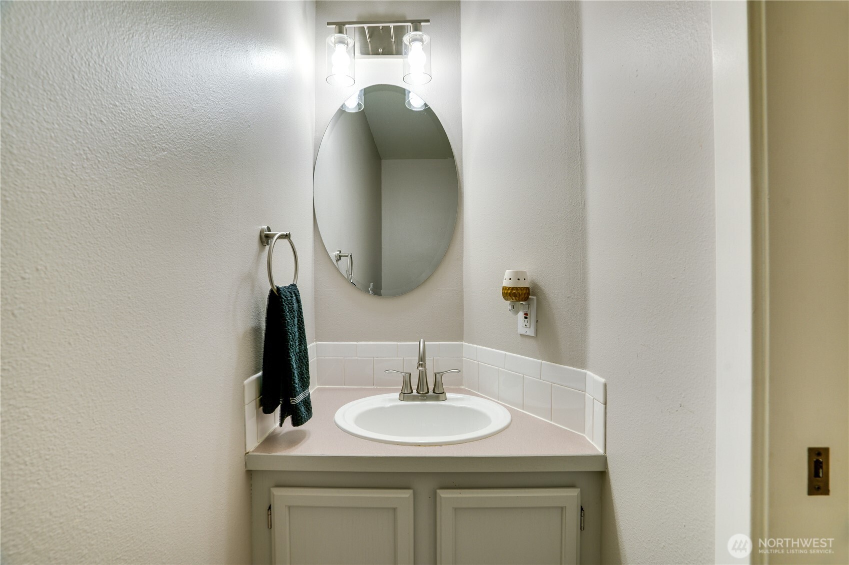 10319 Midvale Avenue North, Unit A Seattle, WA 98133 - Photo 29 of 34 a bathroom with a sink and a mirror
