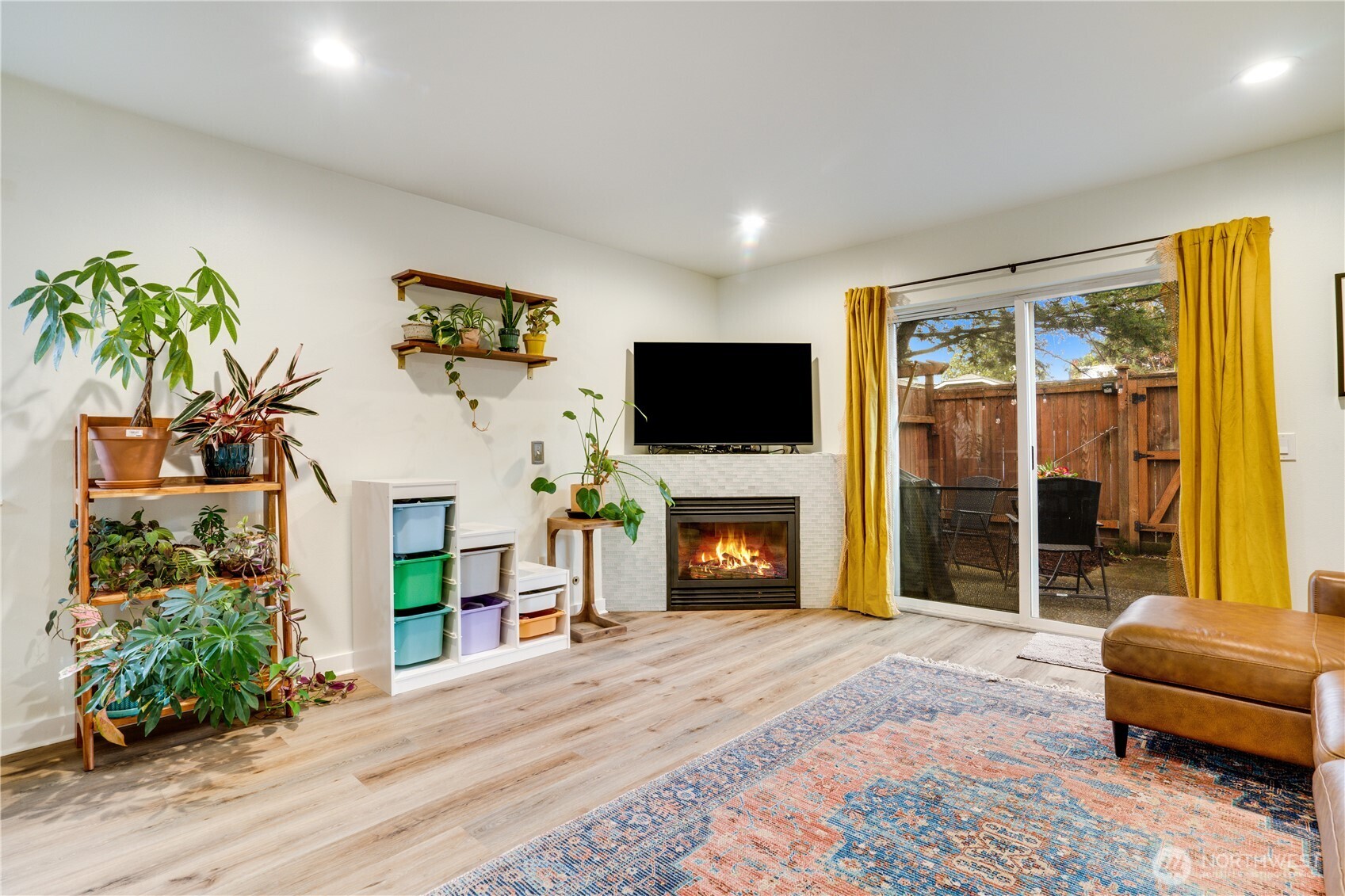10319 Midvale Avenue North, Unit A Seattle, WA 98133 - Photo 3 of 34 a living room with furniture and a fireplace