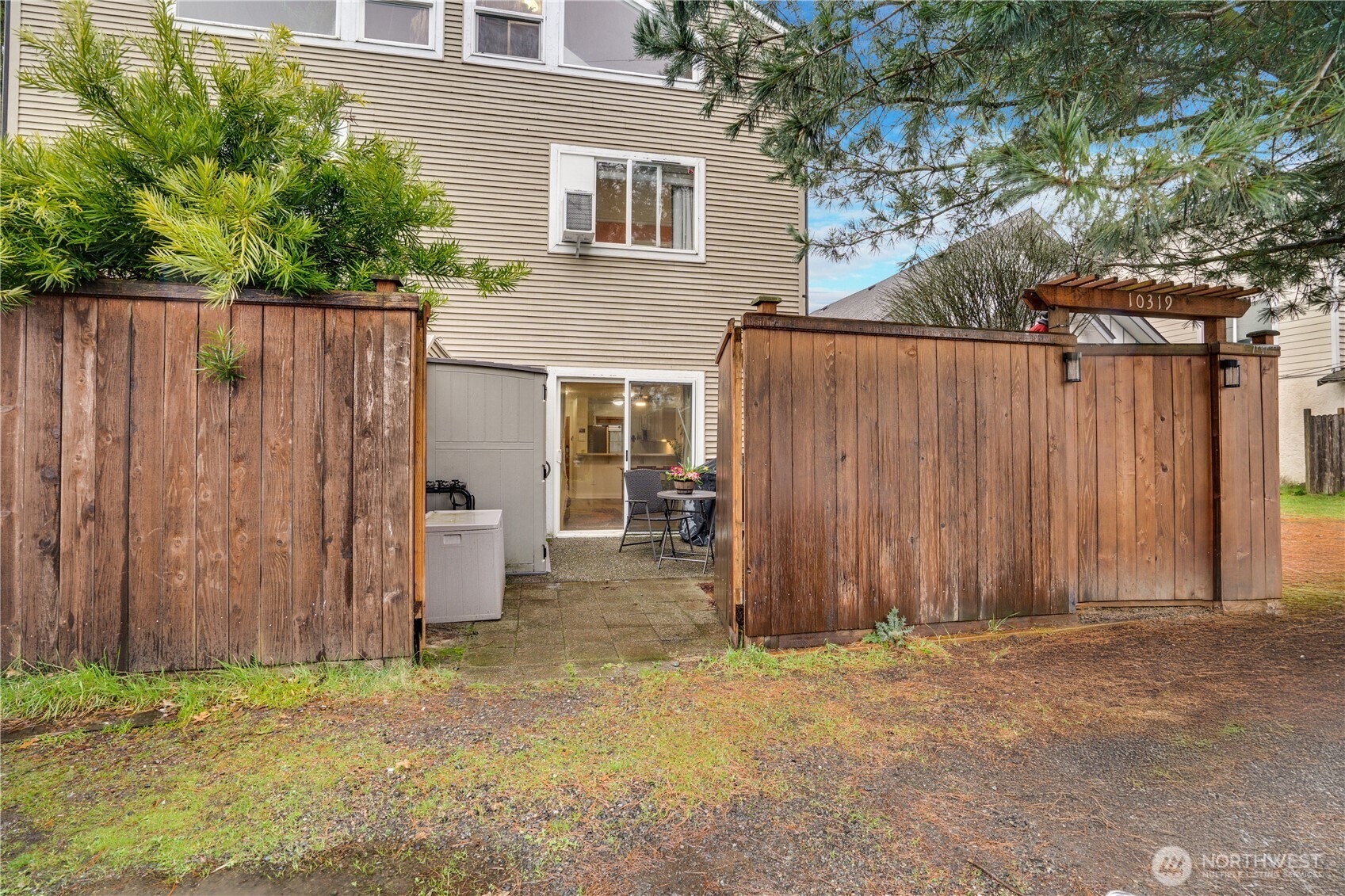 10319 Midvale Avenue North, Unit A Seattle, WA 98133 - Photo 33 of 34 a backyard of a house