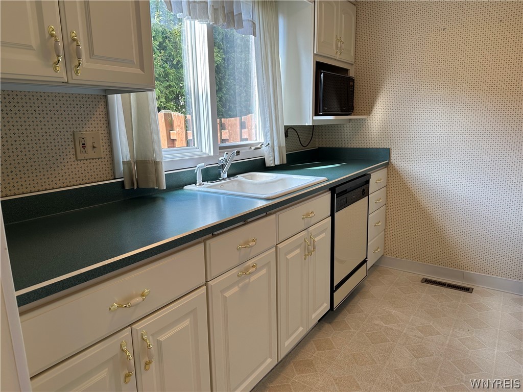 304 Charlesgate Circle Amherst, NY 14051 - Photo 12 of 30