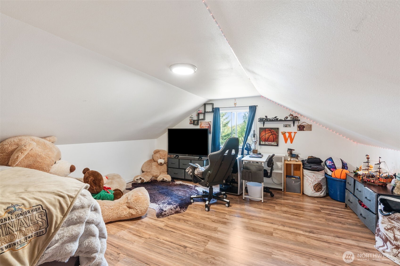 248 Crego Hill Road Chehalis, WA 98532 - Photo 18 of 39 a bed room with a bed and a desk