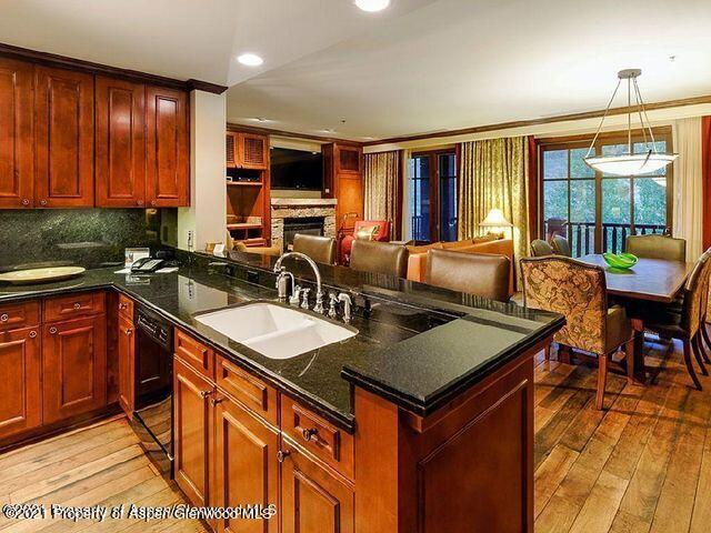 39 Boomerang Road, Unit 8409 WINTER INTEREST 1 Aspen, CO 81611 - Photo 5 of 10 Kitchen to Dining and LR