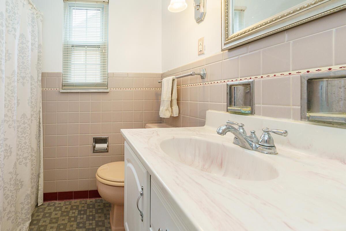 2560 Coventry Road Columbus, OH 43221 - Photo 18 of 49 bath first floor