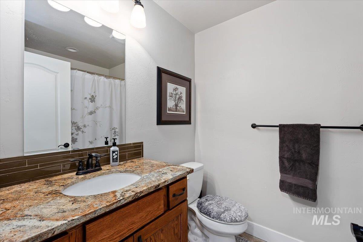 40 Bell Rapids Road Hagerman, ID 83332 - Photo 29 of 50 Bathroom with backsplash, curtained shower, and vanity