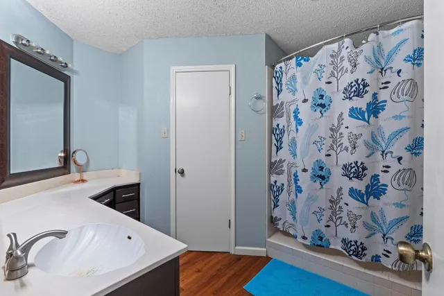 a en suite bathroom with a double vanity sink and a mirror
