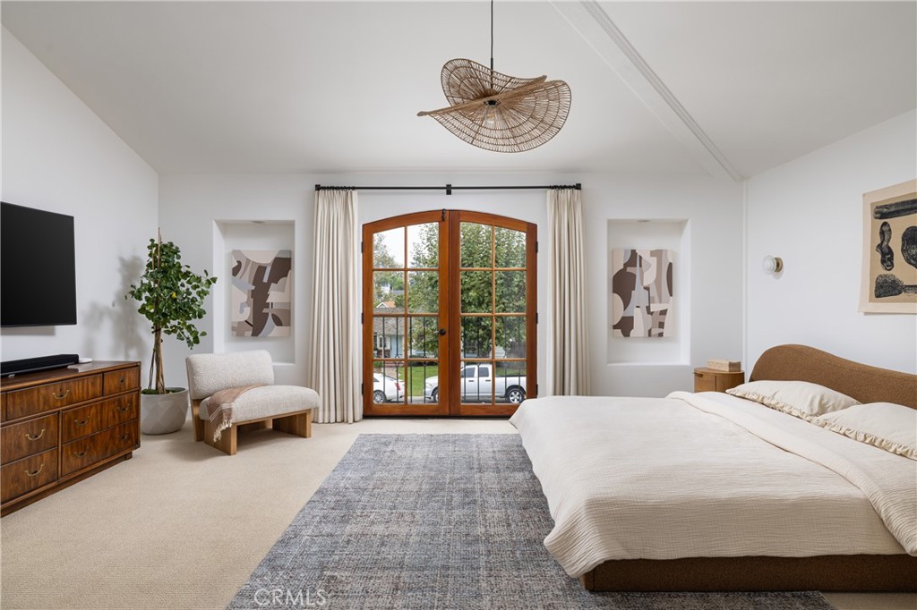 419 Signal Road Newport Beach, CA 92663 - Photo 20 of 32 a spacious bedroom with a bed and a chandelier