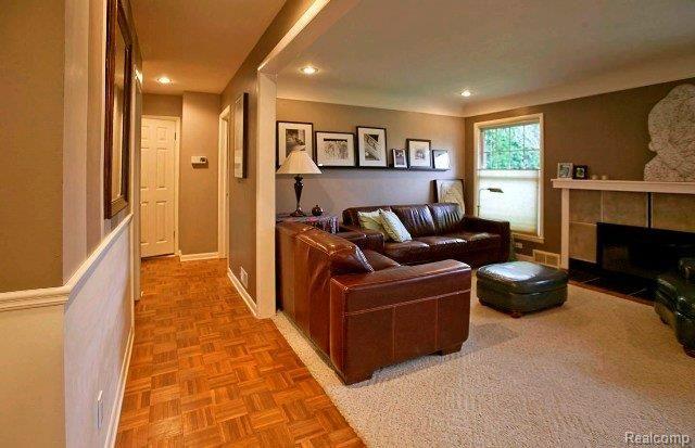 295 Booth Road Troy, MI 48085 - Photo 2 of 25 Living Rm & Hallway