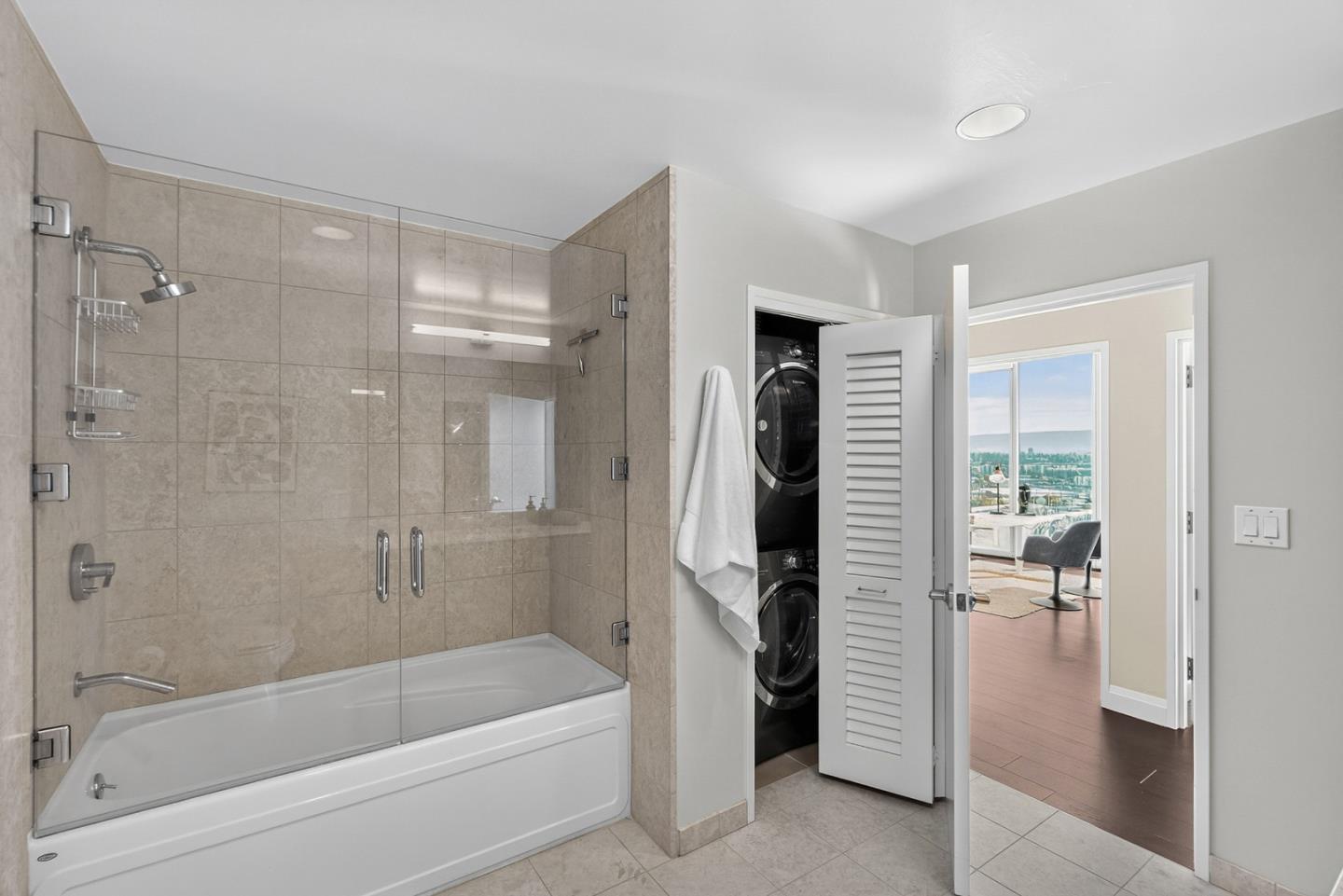 38 North Almaden Boulevard, Unit 2001 San Jose, CA 95110 - Photo 43 of 44 a bathroom with a bathtub and a shower