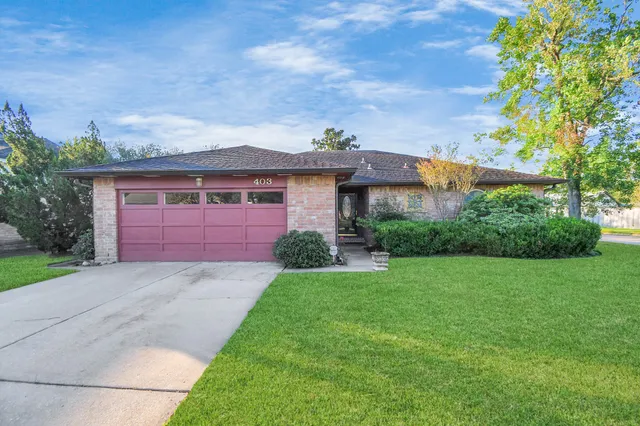 $300,000 | 403 Westwood Drive, Friendswood, TX 77546