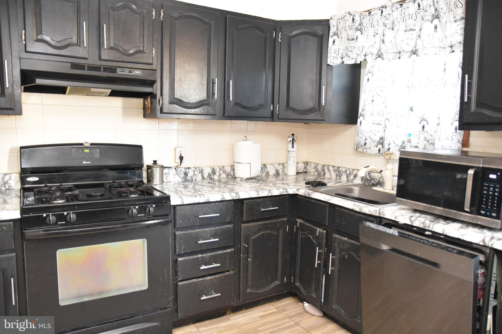735 Grant Road Folcroft, PA 19032 - Photo 21 of 39 Charming kitchen with modern flair.