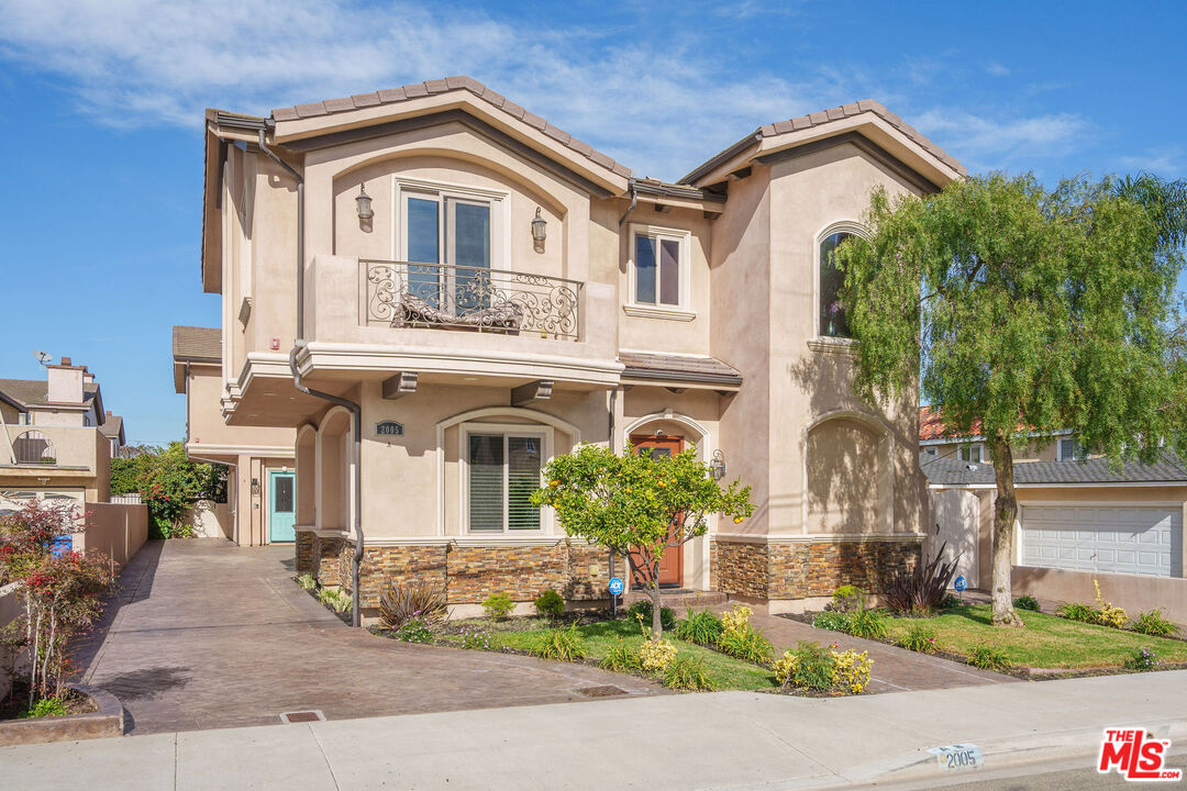 2005 Robinson Street, Unit B Redondo Beach, CA 90278 - Photo 2 of 46 a front view of a house