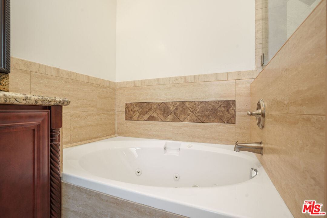 2005 Robinson Street, Unit B Redondo Beach, CA 90278 - Photo 30 of 46 a bathroom with a bathtub