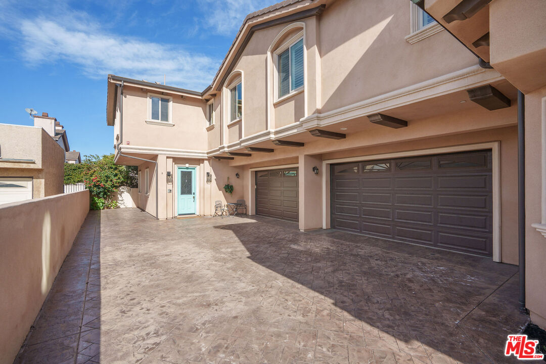 2005 Robinson Street, Unit B Redondo Beach, CA 90278 - Photo 3 of 46 a view of house and front door