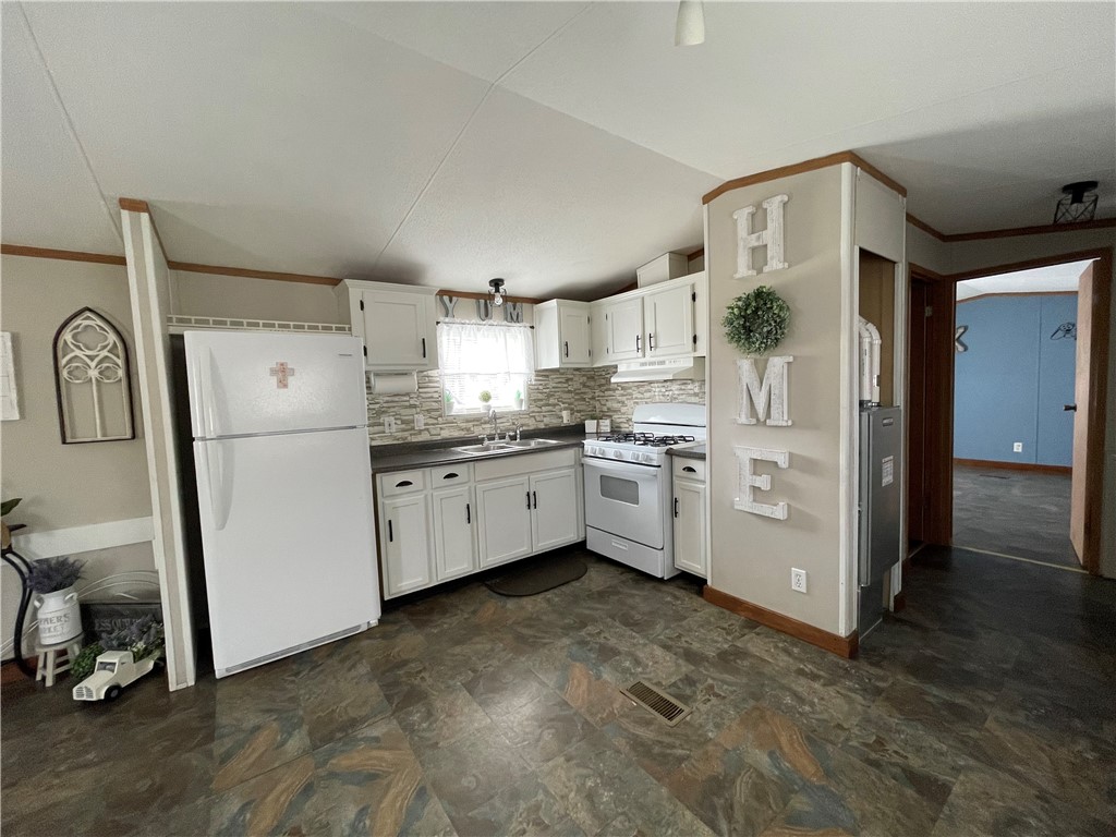 108 Vienna Road Arcadia, NY 14513 - Photo 4 of 19 kitchen