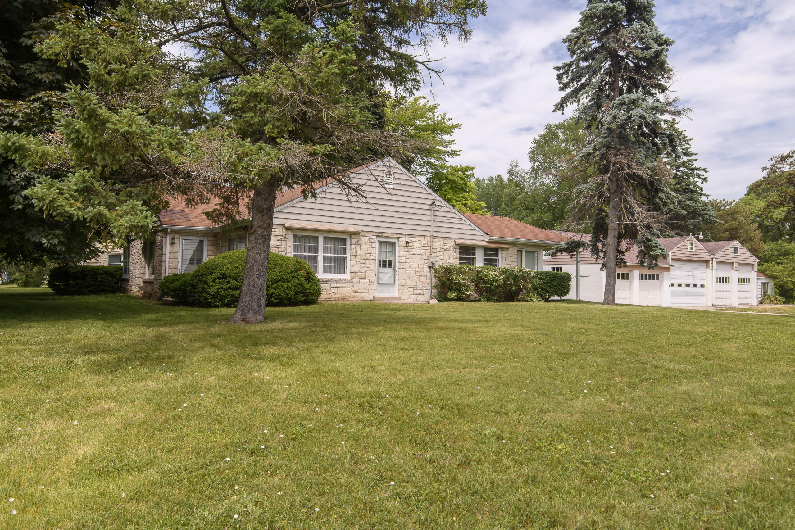 9610 North Cedarburg Road Mequon, WI 53092 - Photo 2 of 28 Nice Stone Exterior