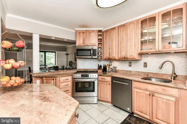 $3,100 | 309 Yoakum Parkway, Unit 408, Alexandria, VA 22304
