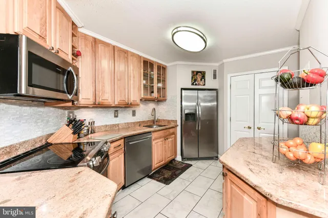 $3,100 | 309 Yoakum Parkway, Unit 408, Alexandria, VA 22304