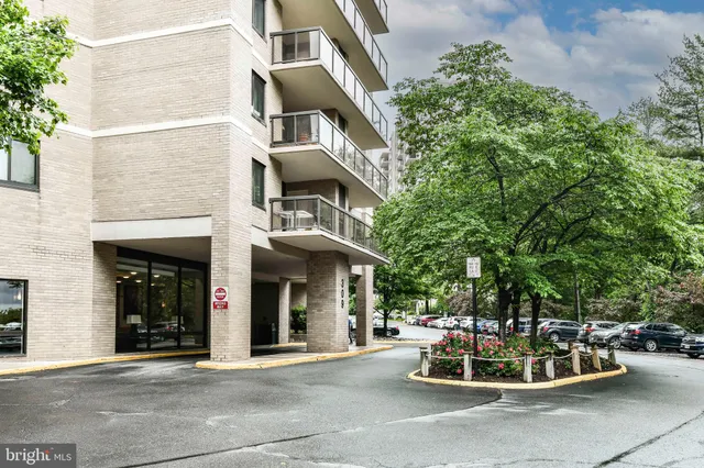 $3,100 | 309 Yoakum Parkway, Unit 408, Alexandria, VA 22304