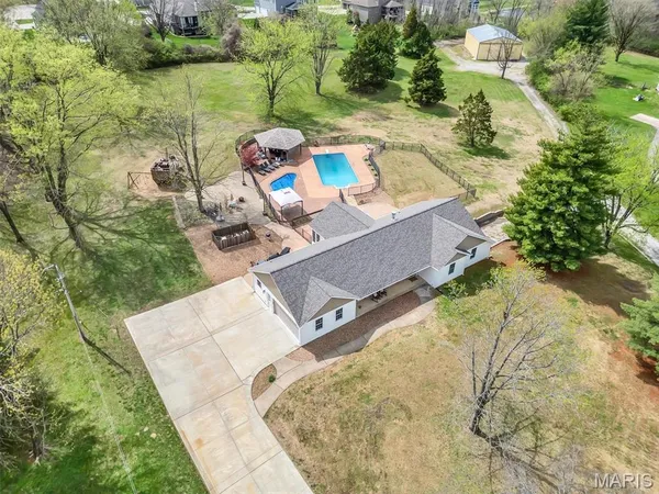 $999,999 | 21 Oak Knoll Drive, St. Charles, MO 63304
