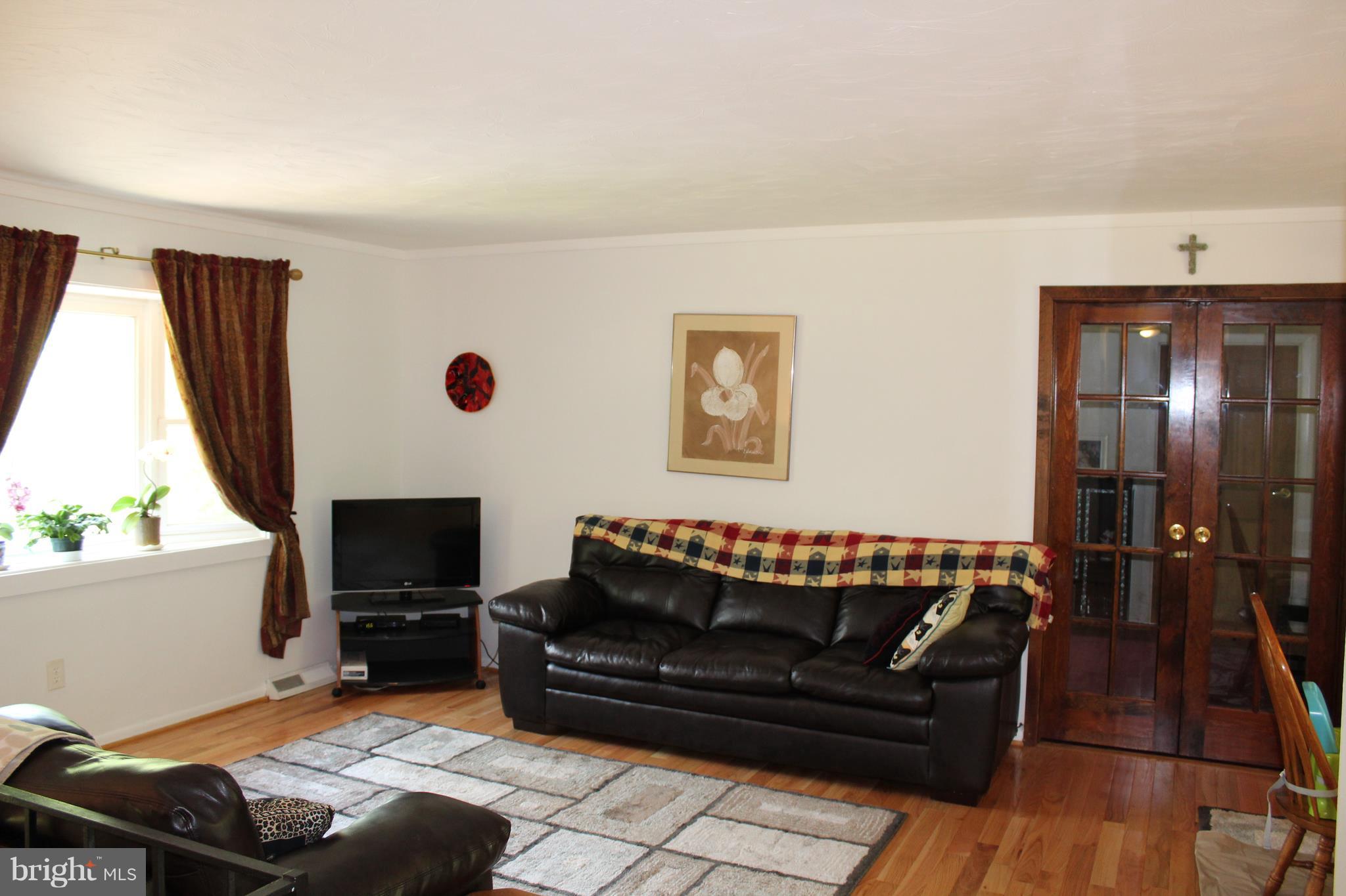175 Waldo Road Pasadena, MD 21122 - Photo 6 of 30 Living Room
