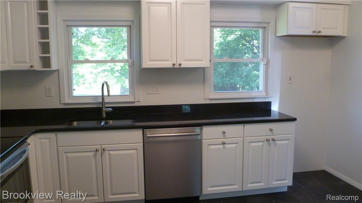2010 Walton Blvd. Rochester, MI 48309 - Photo 10 of 26 002.JPG