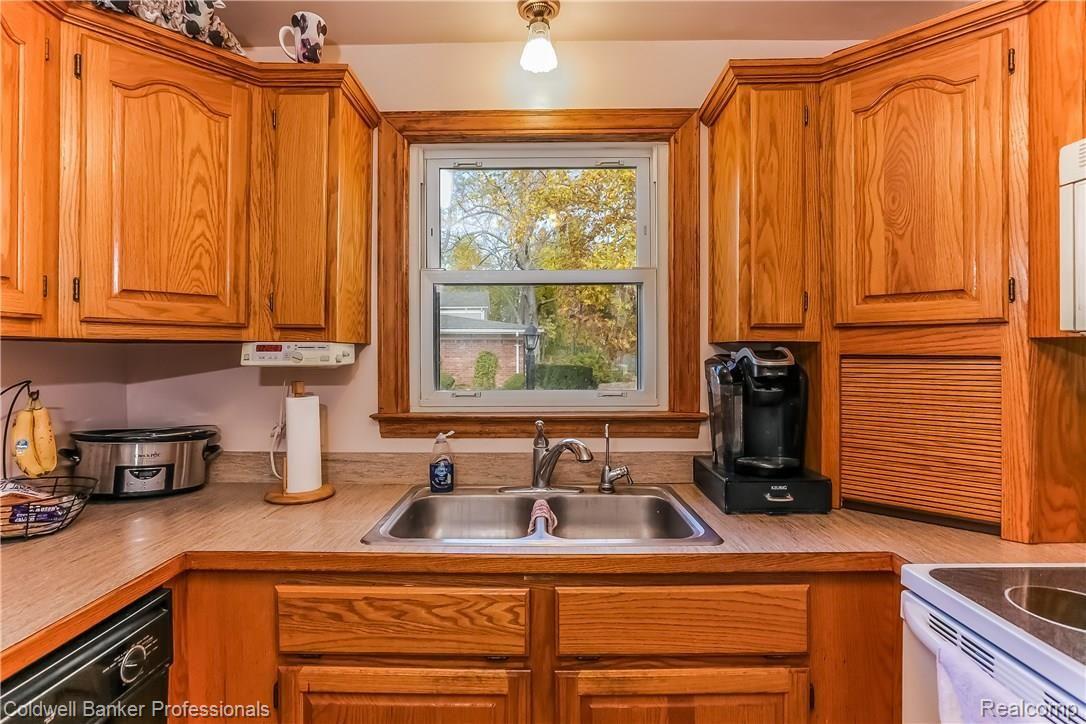 254 Benjamin Street Romeo, MI 48065 - Photo 15 of 33 015-Kitchen-3424457-large.jpg