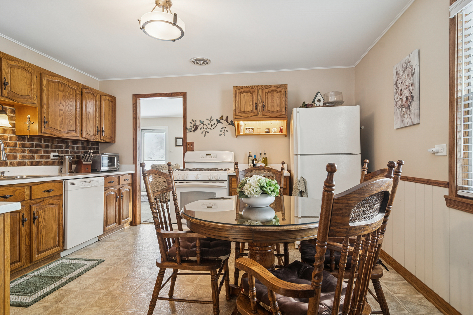 3407 Pheasant Drive Rolling Meadows, IL 60008 - Photo 5 of 16 a view of a dining room with furniture