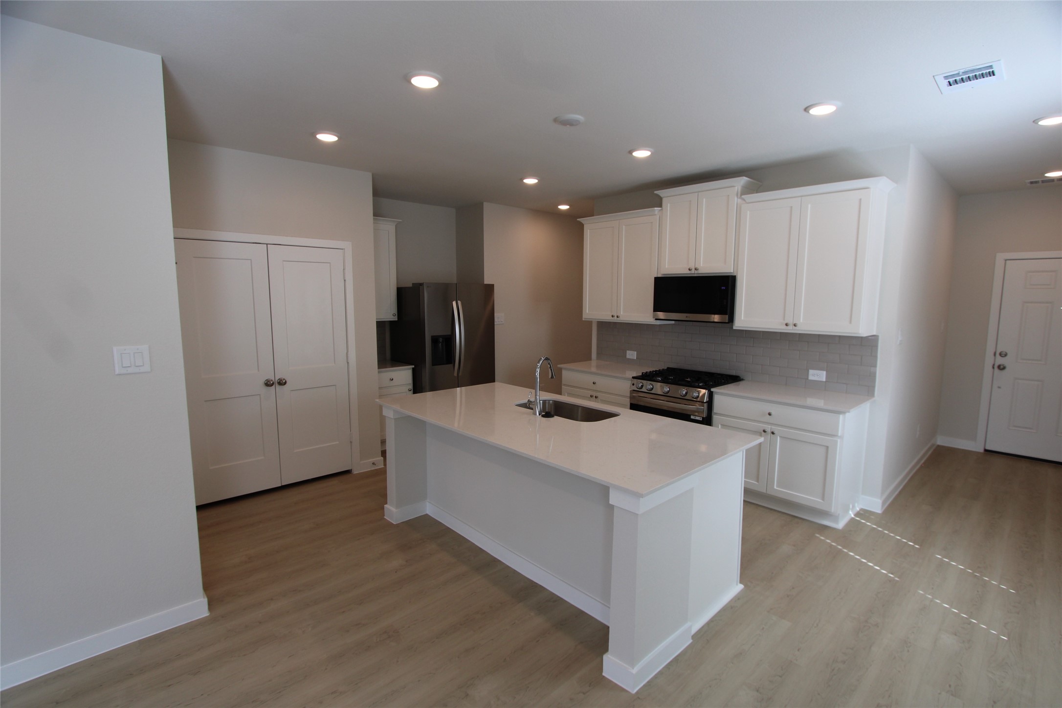 124 Rising Cedar Lane Hockley, TX 77447 - Photo 6 of 23 Gallery Image 6