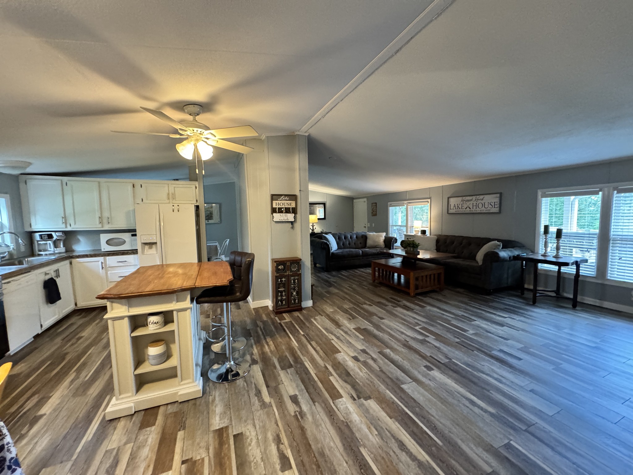 59 Riverview Lane Waverly, TN 37185 - Photo 9 of 28 a living room with furniture and a wooden floor