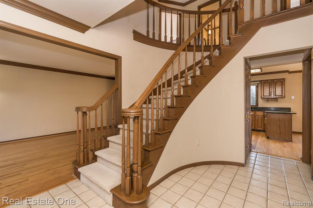 327 Silvervale Drive Rochester, MI 48309 - Photo 3 of 43