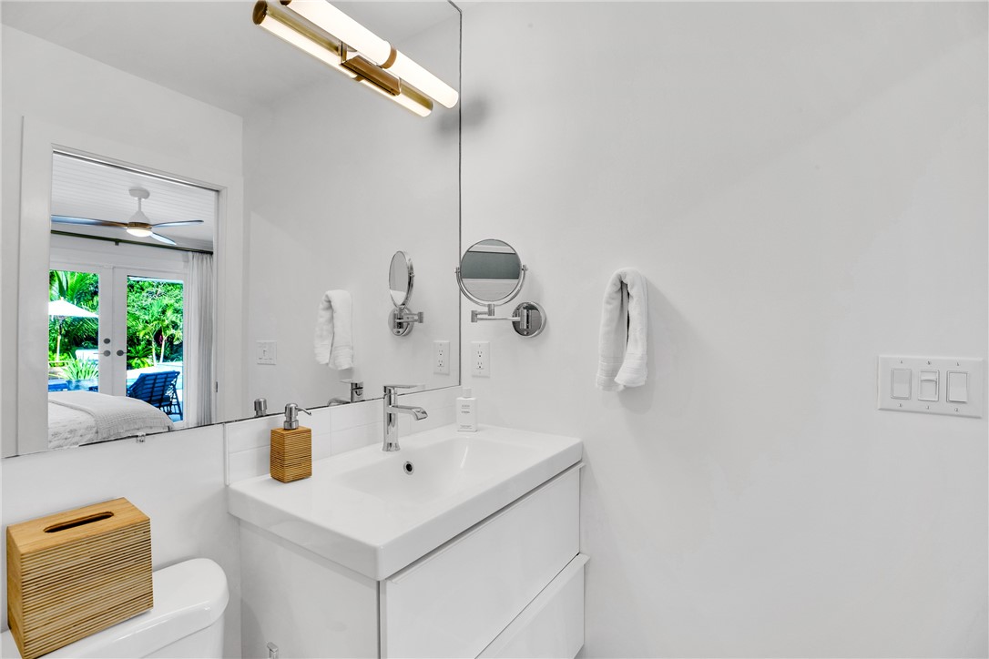 1830 East Sandpiper Road Vero Beach, FL 32963 - Photo 20 of 36 a bathroom with a sink and a mirror