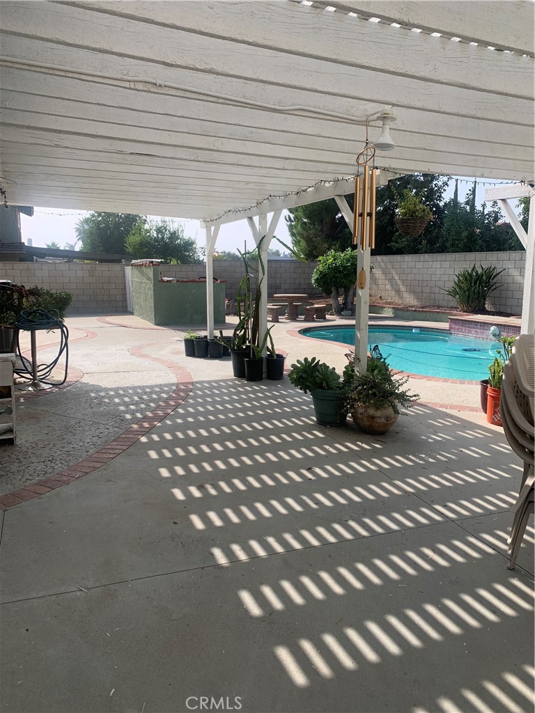 1144 North Glenwood Avenue Rialto, CA 92376 - Photo 15 of 35 a view of a yard