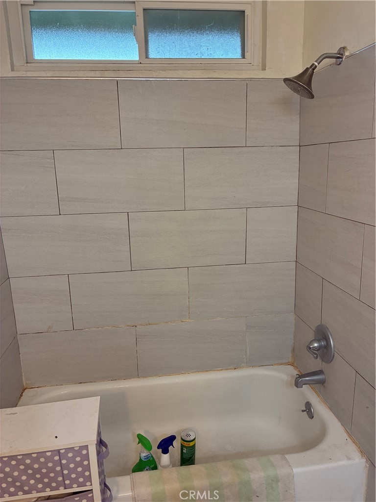 1144 North Glenwood Avenue Rialto, CA 92376 - Photo 32 of 35 a bathroom with a bathtub